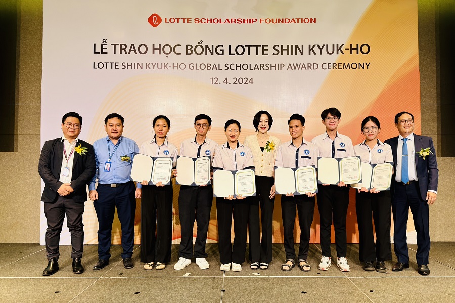 8 sinh viên UFM nhận học bổng Lotte đợt 1 năm 2024 